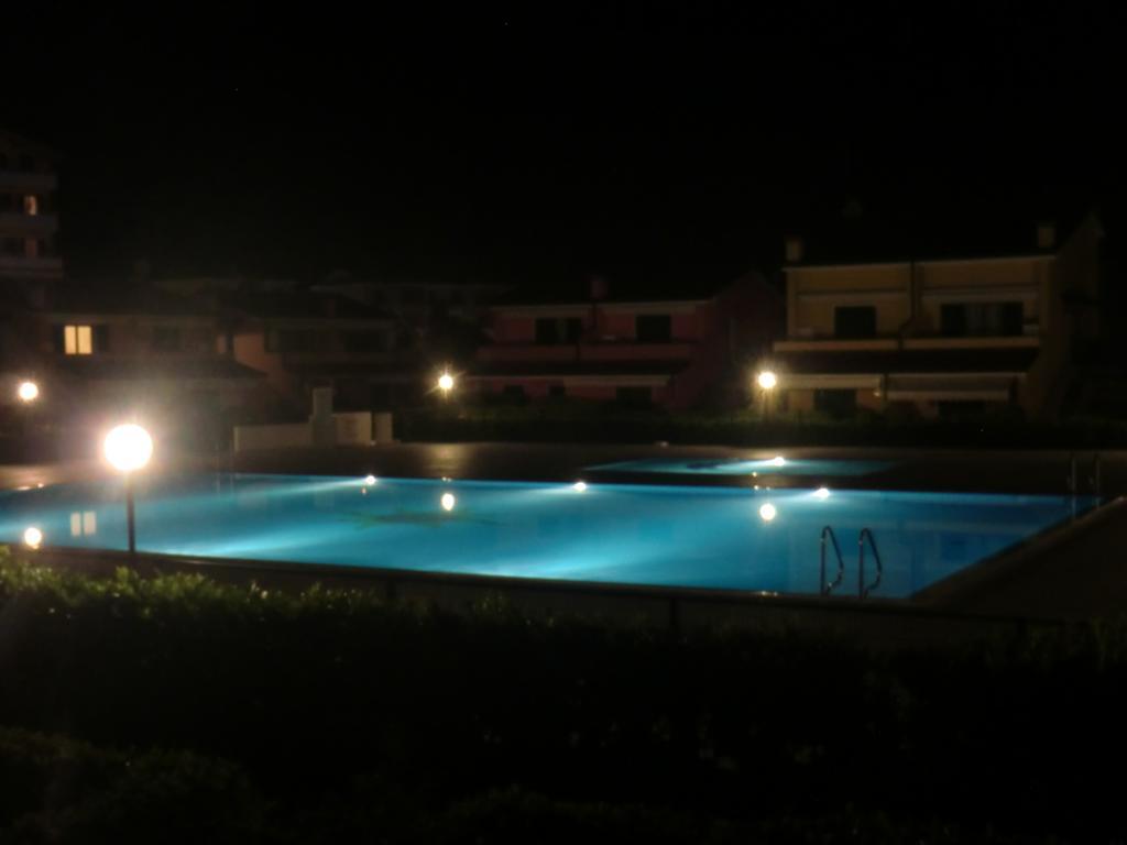 Residence Villaggio Dei Fiori Con Piscina E Posto Spiaggia Incluso Caorle Habitación foto