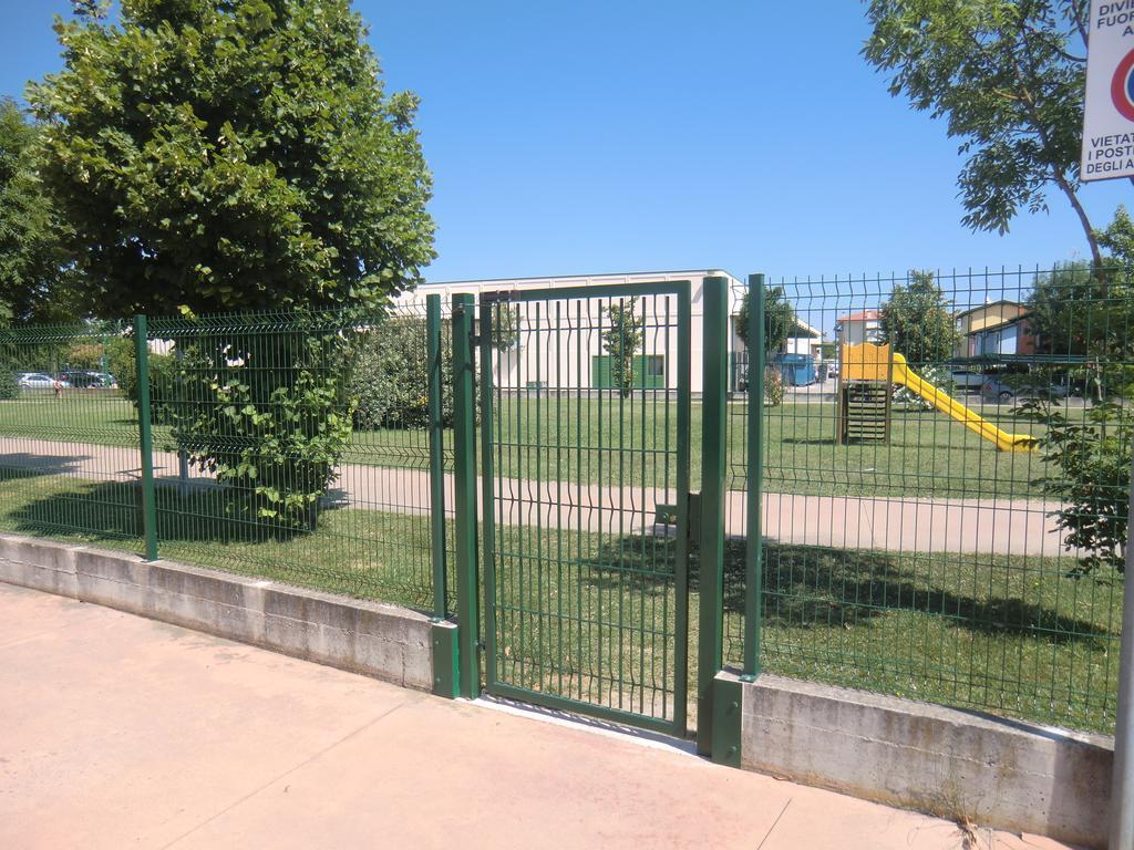 Residence Villaggio Dei Fiori Con Piscina E Posto Spiaggia Incluso Caorle Habitación foto