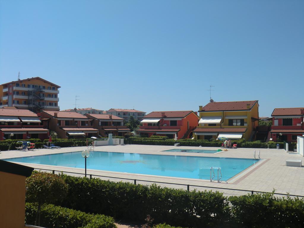 Residence Villaggio Dei Fiori Con Piscina E Posto Spiaggia Incluso Caorle Habitación foto