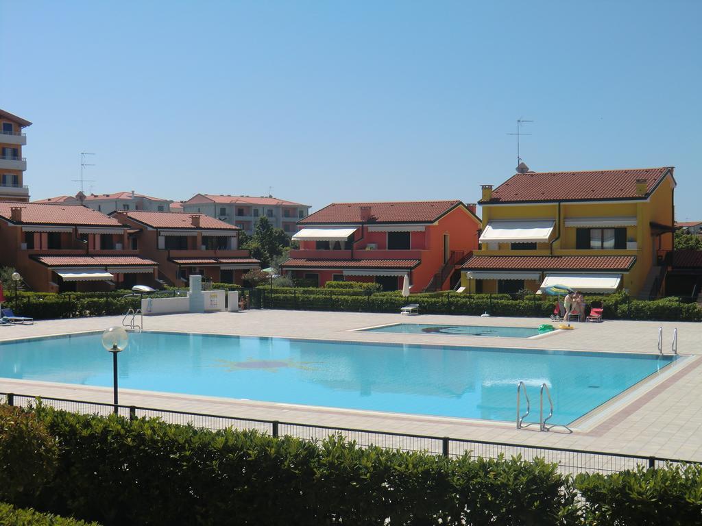 Residence Villaggio Dei Fiori Con Piscina E Posto Spiaggia Incluso Caorle Habitación foto