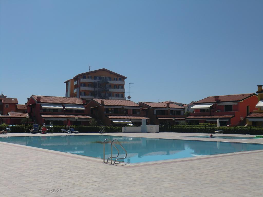 Residence Villaggio Dei Fiori Con Piscina E Posto Spiaggia Incluso Caorle Habitación foto