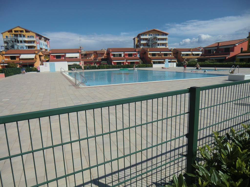 Residence Villaggio Dei Fiori Con Piscina E Posto Spiaggia Incluso Caorle Habitación foto