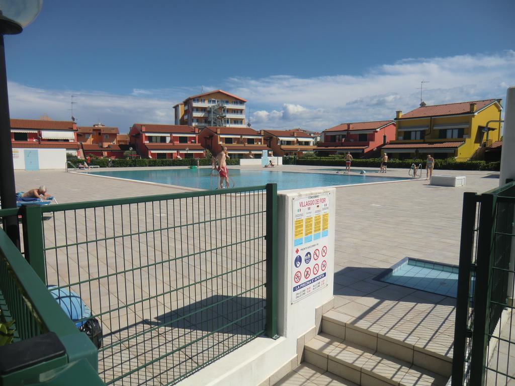 Residence Villaggio Dei Fiori Con Piscina E Posto Spiaggia Incluso Caorle Habitación foto