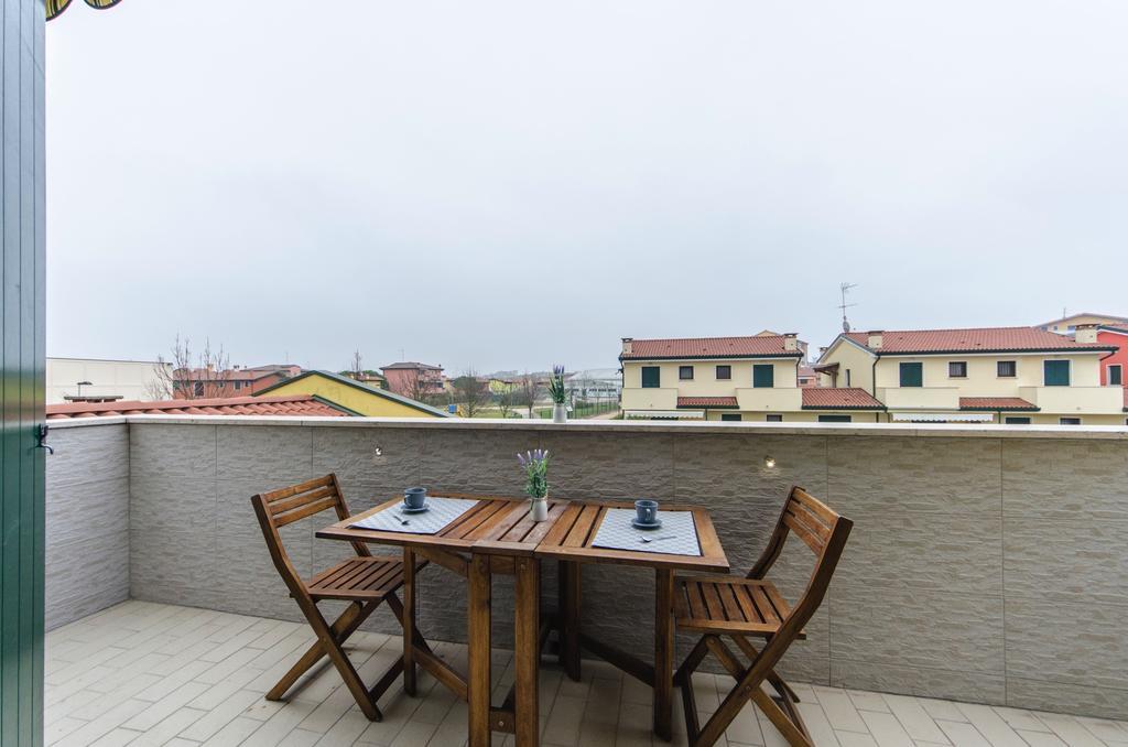 Residence Villaggio Dei Fiori Con Piscina E Posto Spiaggia Incluso Caorle Habitación foto
