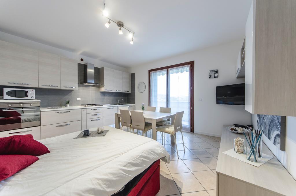 Residence Villaggio Dei Fiori Con Piscina E Posto Spiaggia Incluso Caorle Habitación foto