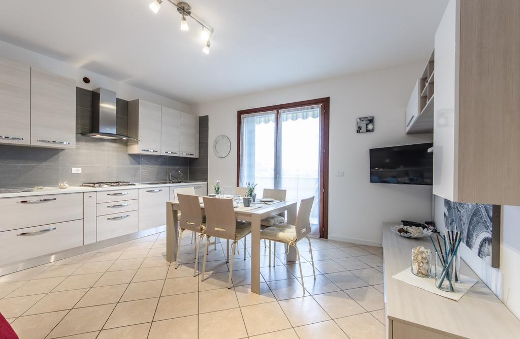 Residence Villaggio Dei Fiori Con Piscina E Posto Spiaggia Incluso Caorle Habitación foto